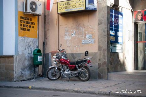 El cartel de "Prohibido estacionar motos en la vereda" poco le importó.